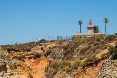 Algarve, Lisbon. Atlantik Okyanusu kıyısında yüksek uçurumları olan Lagos kasabası yakınlarındaki güzel körfez. Algarve, Portekiz kıtasının en güneydeki bölgesidir..
