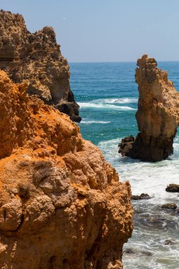 Atlantik Okyanusu kıyısında yüksek uçurumları olan Lagos kasabası yakınlarındaki güzel körfez. Algarve, Portekiz kıtasının en güneyindeki bölgedir..