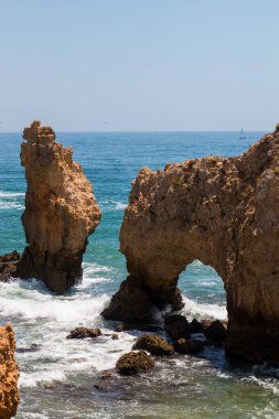 Atlantik Okyanusu kıyısında yüksek uçurumları olan Lagos kasabası yakınlarındaki güzel körfez. Algarve, Portekiz kıtasının en güneyindeki bölgedir..