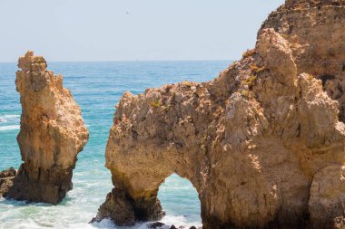 Atlantik Okyanusu kıyısında yüksek uçurumları olan Lagos kasabası yakınlarındaki güzel körfez. Algarve, Portekiz kıtasının en güneyindeki bölgedir..