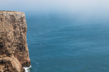 Cape St. Vincent, Portekiz 'in güneyindeki Algarve' de bulunan Bispo 'daki vila belediyesinde yer almaktadır. Portekiz 'in ve Avrupa anakarasının en güneybatı noktasıdır..