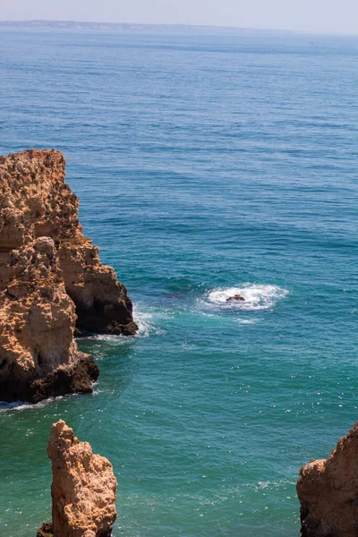 Algarve Lisbon Atlantik Okyanusu Kıyısında Yüksek Uçurumları Olan Lagos Kasabası — Stok fotoğraf