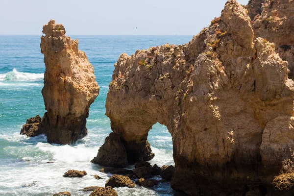 Atlantik Okyanusu kıyısında yüksek uçurumları olan Lagos kasabası yakınlarındaki güzel körfez. Algarve, Portekiz kıtasının en güneyindeki bölgedir..