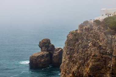 Cape St. Vincent, Portekiz 'in güneyindeki Algarve' de bulunan Bispo 'daki vila belediyesinde yer almaktadır. Portekiz 'in ve Avrupa anakarasının en güneybatı noktasıdır..