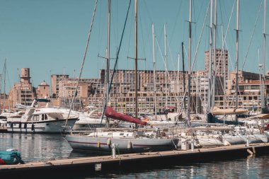 Marsilya 'nın eski limanına demirlemiş teknelerin panoramik manzarası. Antik çağlardan beri şehrin doğal limanı konumundadır ve şu anda Marsilya 'nın en popüler yeridir..  