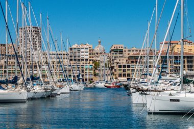 Marsilya 'nın eski limanına demirlemiş teknelerin panoramik manzarası. Antik çağlardan beri şehrin doğal limanı konumundadır ve şu anda Marsilya 'nın en popüler yeridir..  