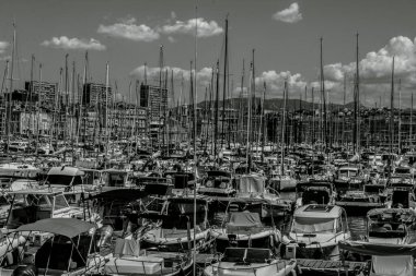Marsilya 'nın eski limanına demirlemiş teknelerin panoramik manzarası. Antik çağlardan beri şehrin doğal limanı konumundadır ve şu anda Marsilya 'nın en popüler yeridir..  