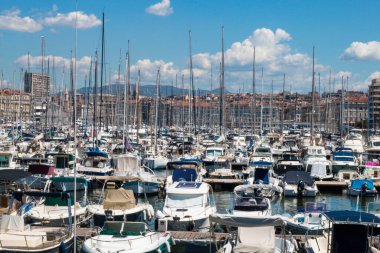 Marsilya 'nın eski limanına demirlemiş teknelerin panoramik manzarası. Antik çağlardan beri şehrin doğal limanı konumundadır ve şu anda Marsilya 'nın en popüler yeridir..  