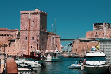 Marsilya 'nın eski limanına demirlemiş teknelerin panoramik manzarası. Antik çağlardan beri şehrin doğal limanı konumundadır ve şu anda Marsilya 'nın en popüler yeridir..  