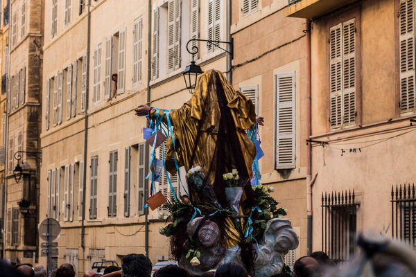 View of the historic quarter "Le Panier", old city center full of people and colors in Marseille, South of France. Является самым типичным местом в городе.