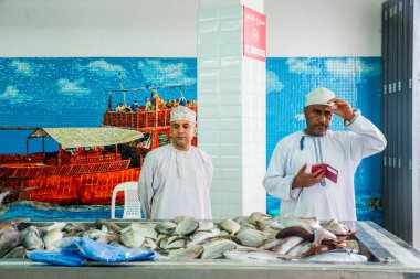 Muttrah 'daki balık pazarı, Muscat, Umman' ın şehir merkezi. Balık satıcılarıyla ahırda birkaç ton balığı ve diğer balıklar.. 