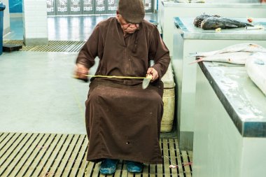 Muttrah 'daki balık pazarı, Muscat, Umman' ın şehir merkezi. Balık satıcılarıyla ahırda birkaç ton balığı ve diğer balıklar.. 