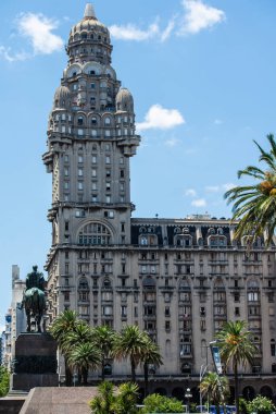 Artigas Mausoleum, Montevideo 'nun Ciudad Vieja semtinde Plaza Independencia' da bulunan Uruguaylı kahraman Jos Artigas 'a ait bir anıttır. Bu meydan turistik ve popüler bir yer, insanlarla dolu. Montevideo, Uruguay.