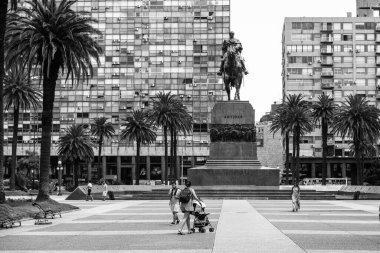 Artigas Mausoleum, Montevideo 'nun Ciudad Vieja semtinde Plaza Independencia' da bulunan Uruguaylı kahraman Jos Artigas 'a ait bir anıttır. Bu meydan turistik ve popüler bir yer, insanlarla dolu. Montevideo, Uruguay.