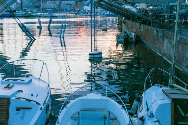 意大利的历史港口和热那亚港 热那亚是利古里亚地区的大城市首府 拥有最大的港口和奇特的历史中心 热那亚湾 码头的游艇利古里亚里维埃拉中心 — 图库照片