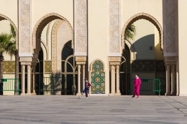 Hassan II Camii, Fas 'ın Kazablanka şehrinde bir camidir. Afrika 'nın işleyen en büyük camisidir ve dünyanın en büyük 7. camisidir. İnsanlar oyun oynuyor.