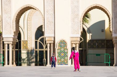 Hassan II Camii, Fas 'ın Kazablanka şehrinde bir camidir. Afrika 'nın işleyen en büyük camisidir ve dünyanın en büyük 7. camisidir. İnsanlar oyun oynuyor.