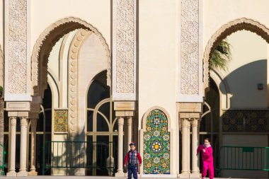 Hassan II Camii, Fas 'ın Kazablanka şehrinde bir camidir. Afrika 'nın işleyen en büyük camisidir ve dünyanın en büyük 7. camisidir. İnsanlar oyun oynuyor.