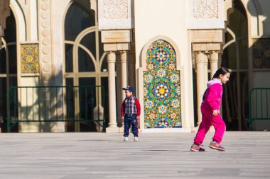 Hassan II Camii, Fas 'ın Kazablanka şehrinde bir camidir. Afrika 'nın işleyen en büyük camisidir ve dünyanın en büyük 7. camisidir. İnsanlar oyun oynuyor.