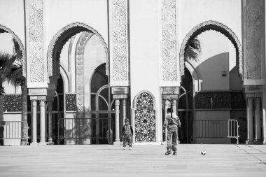 Hassan II Camii, Fas 'ın Kazablanka şehrinde bir camidir. Afrika 'nın işleyen en büyük camisidir ve dünyanın en büyük 7. camisidir. İnsanlar oyun oynuyor.