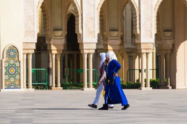 Hassan II Camii, Fas 'ın Kazablanka şehrinde bir camidir. Afrika 'nın işleyen en büyük camisidir ve dünyanın en büyük 7. camisidir. Etrafta dolaşan insanlar