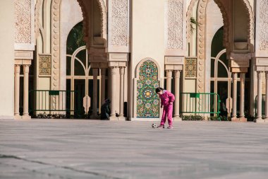 Hassan II Camii, Fas 'ın Kazablanka şehrinde bir camidir. Afrika 'nın işleyen en büyük camisidir ve dünyanın en büyük 7. camisidir. İnsanlar oyun oynuyor.
