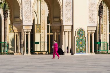 Hassan II Camii, Fas 'ın Kazablanka şehrinde bir camidir. Afrika 'nın işleyen en büyük camisidir ve dünyanın en büyük 7. camisidir. İnsanlar oyun oynuyor.