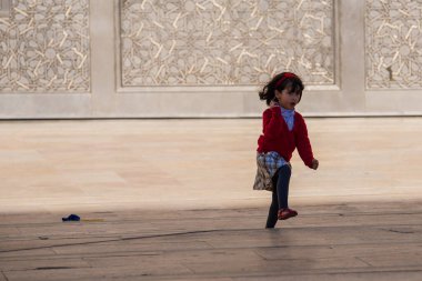 Hassan II Camii, Fas 'ın Kazablanka şehrinde bir camidir. Afrika 'nın işleyen en büyük camisidir ve dünyanın en büyük 7. camisidir. İnsanlar oyun oynuyor.