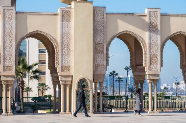 Hassan II Camii, Fas 'ın Kazablanka şehrinde bir camidir. Afrika 'nın işleyen en büyük camisidir ve dünyanın en büyük 7. camisidir. Etrafta dolaşan insanlar