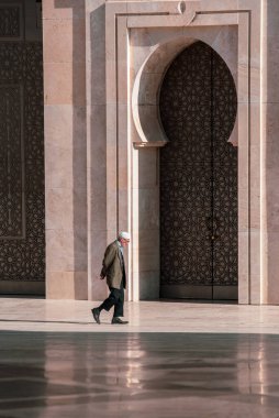 Hassan II Camii, Fas 'ın Kazablanka şehrinde bir camidir. Afrika 'nın işleyen en büyük camisidir ve dünyanın en büyük 7. camisidir. Etrafta dolaşan insanlar