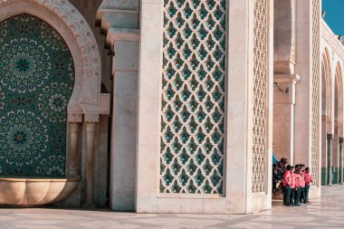 Hassan II Camii, Fas 'ın Kazablanka şehrinde bir camidir. Afrika 'nın işleyen en büyük camisidir ve dünyanın en büyük 7. camisidir. Etrafta dolaşan insanlar
