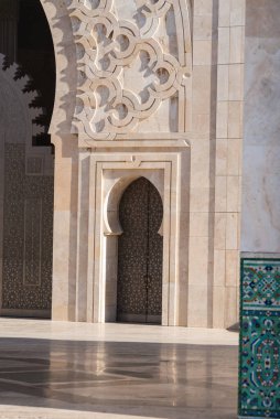Hassan II Camii, Fas 'ın Kazablanka şehrinde bir camidir. Afrika 'nın işleyen en büyük camisidir ve dünyanın en büyük 7. camisidir. Etrafta dolaşan insanlar