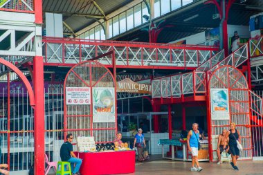  Papeete 'deki şehir merkezi manzarası, Fransız Polinezyası insanlarla ve renklerle dolu. Dünyanın en güzel tropikal adalarından birinde günlük yaşam 