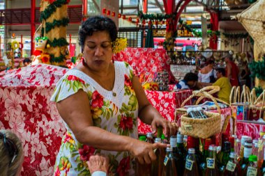  Papeete 'deki şehir merkezi manzarası, Fransız Polinezyası insanlarla ve renklerle dolu. Dünyanın en güzel tropikal adalarından birinde günlük yaşam 