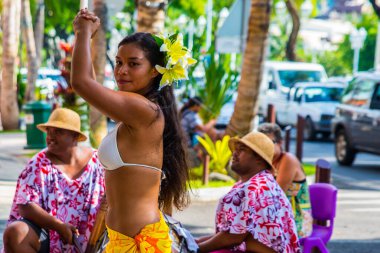 Polinezya dansçısının portresi. Pasifik Adası Tahiti 'li güzel kadınlar geleneksel renkli kostümler içinde sarı ve yeşil dans ediyorlar. Papeete 'de geleneksel dans, Fransız Polinezyası