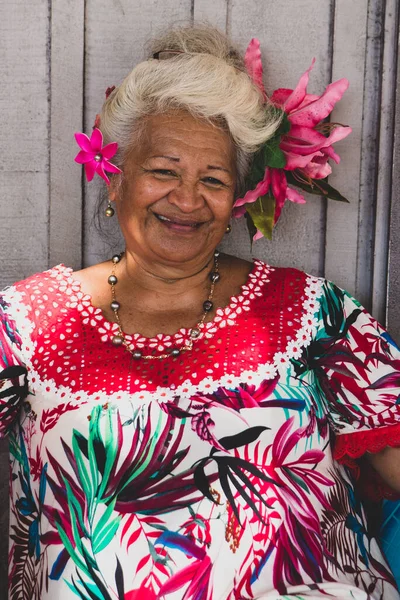 Retrato Una Anciana Sonriendo Papeete Polinesia Francesa Vendedor Vistiendo Flores — Foto de Stock