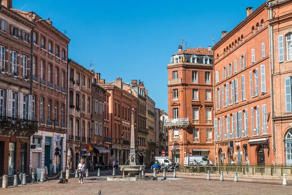 Toulouse 'un şehir merkezindeki farklı anlar yaz günü. Fransızca