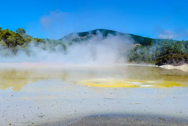 ワイオタプとも呼ばれるワイオタプは 岡谷火山センターの南端にある活動的な地熱地帯である ロトルアから27キロ南にあります ニュージーランドのタウポ火山地帯のレポアカルデラの北側にあります — ストック写真
