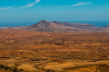 Fuerteventura 'daki volkanik dağlarla panoramik manzara