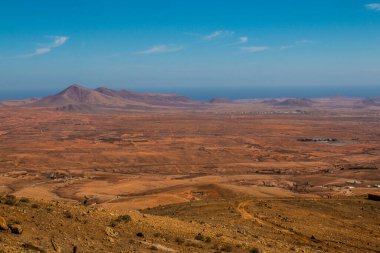 Fuerteventura 'daki volkanik dağlarla panoramik manzara