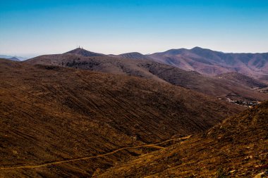 Fuerteventura 'daki volkanik dağlarla panoramik manzara