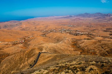 Fuerteventura 'nın boş manzarası. Çimlerin ve dağların olmadığı boş bir yer. Bu yüzden ada, sonsuz bahar adası olarak adlandırılır. iklimi için