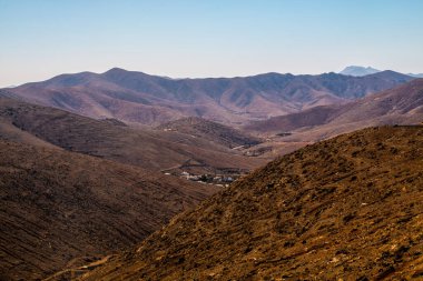 Fuerteventura 'daki volkanik dağlarla panoramik manzara