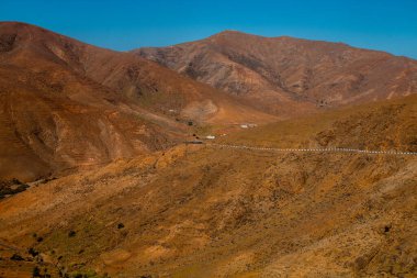 Tindaya Dağı 'nın manzarası Fuerteventura' da dağlarla çevrili inanılmaz turistik bir yer. Kanarya Adası, İspanya.