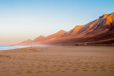 Fuerteventura Adası, Kanarya Adası, Lanzarote 'nin ana sahili olan Janda sahili. Bir yaz günü, dağlar ve mavi bir gökyüzü var..