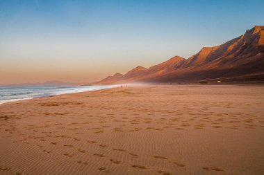 Fuerteventura Adası, Kanarya Adası, Lanzarote 'nin ana sahili olan Janda sahili. Bir yaz günü, dağlar ve mavi bir gökyüzü var..