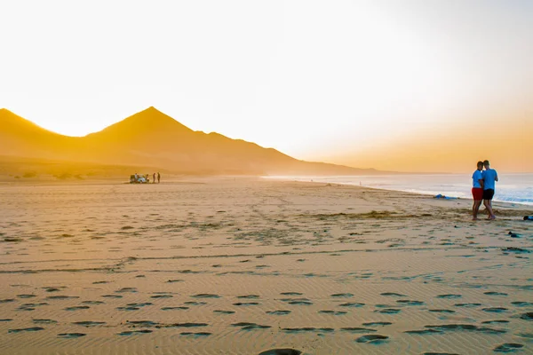 Tindaya Dağı 'nın manzarası Fuerteventura' da dağlarla çevrili inanılmaz turistik bir yer. Kanarya Adası, İspanya.