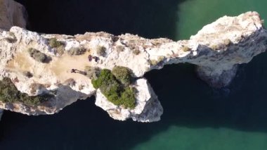 Portekiz 'in güney bölgesindeki kayaların ve uçurumların güzel insansız hava aracı görüntüsü. Algarve, mavi okyanusu ve muhteşem manzaralarıyla Portekiz 'in en turistik ve manzaralı yerlerinden biridir..
