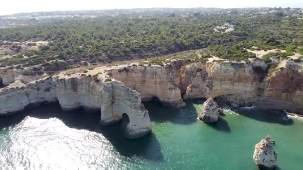 Hermosa Vista Aérea Drones Las Rocas Acantilados Región Sur Portugal — Vídeo de stock