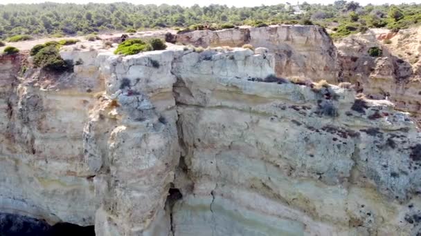 Hermosa Vista Aérea Drones Las Rocas Acantilados Región Sur Portugal — Vídeo de stock